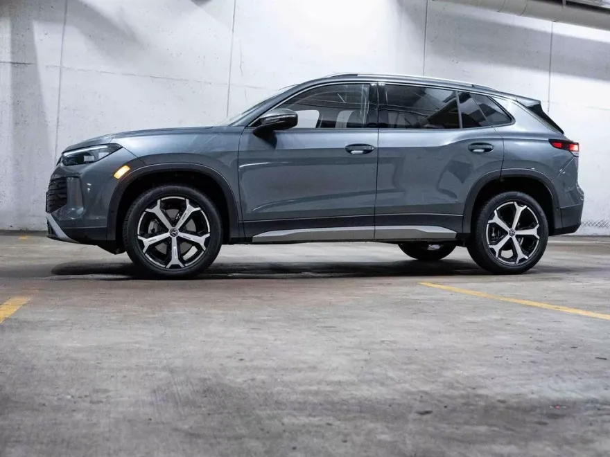 2025 Volkswagen Tiguan SE photo 1