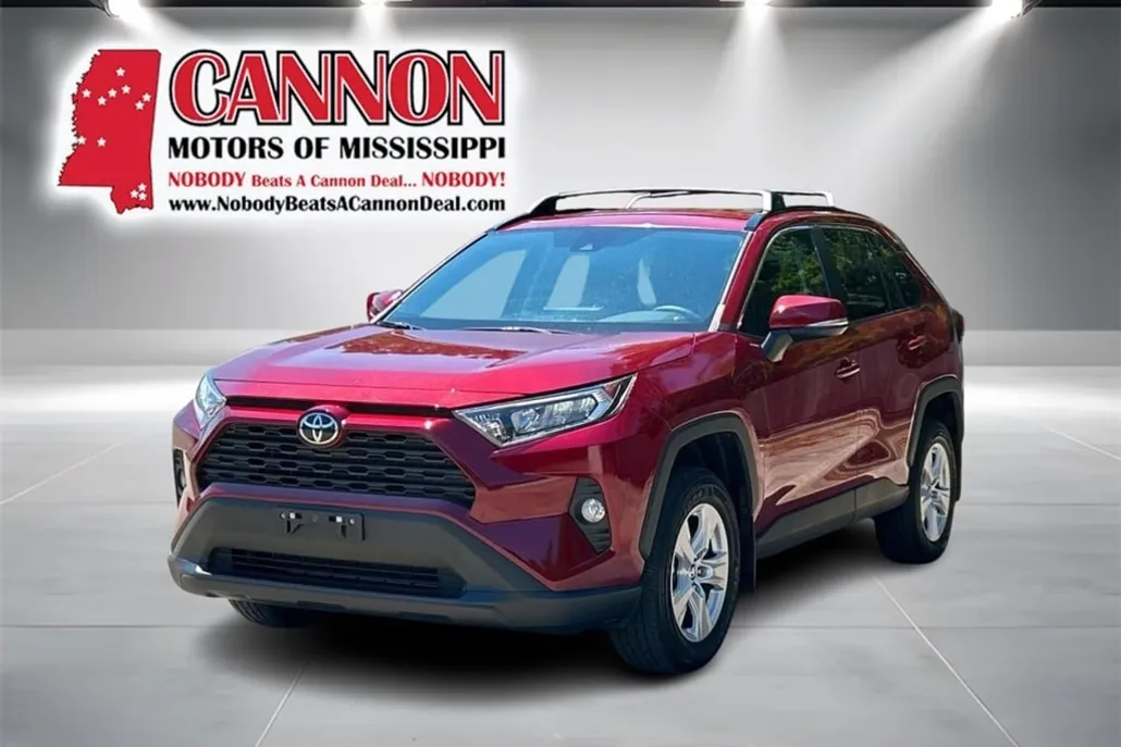 2021 Toyota RAV4 XLE photo 1