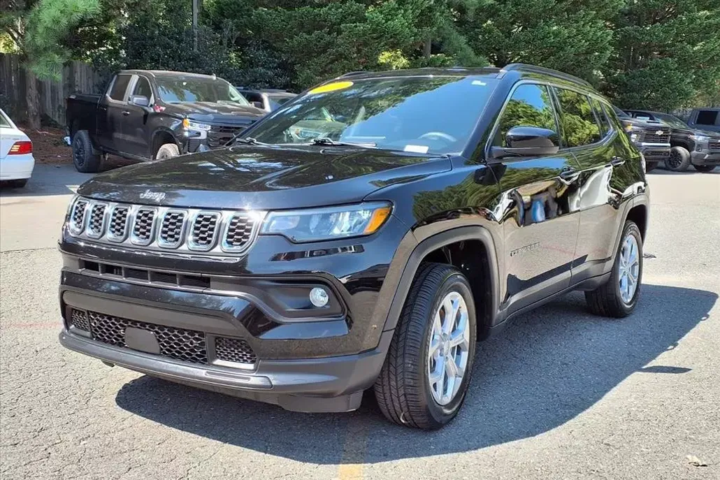 2024 Jeep Compass Latitude photo 1