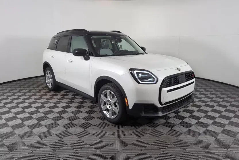 2025 Mini Countryman Iconic photo 1
