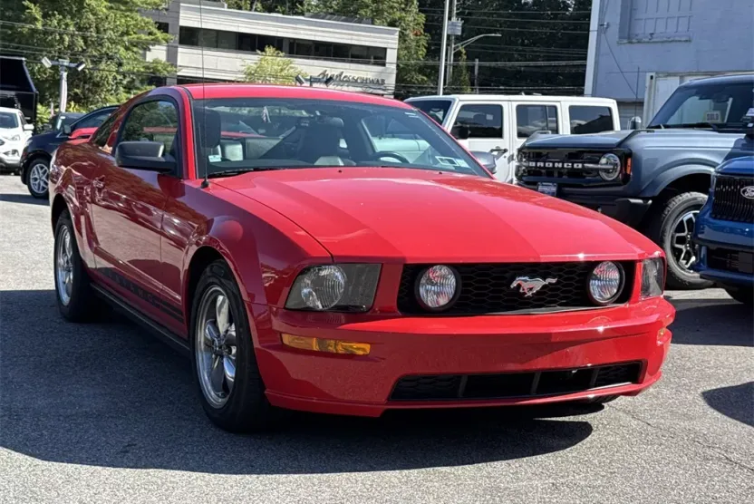 2005 Ford Mustang V6 Premium photo 1