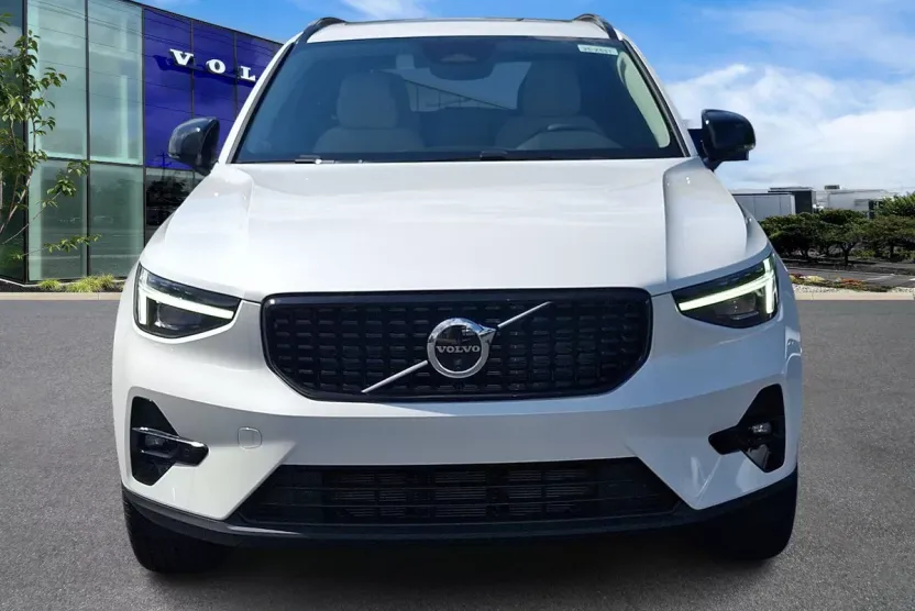 2025 Volvo XC40 photo 1