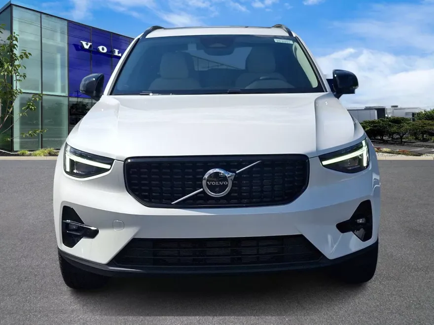 2025 Volvo XC40 photo 1