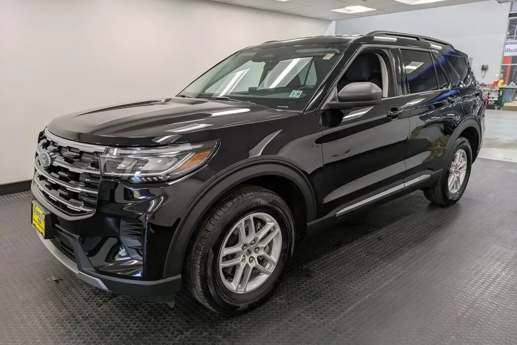 2025 Ford Explorer photo 1