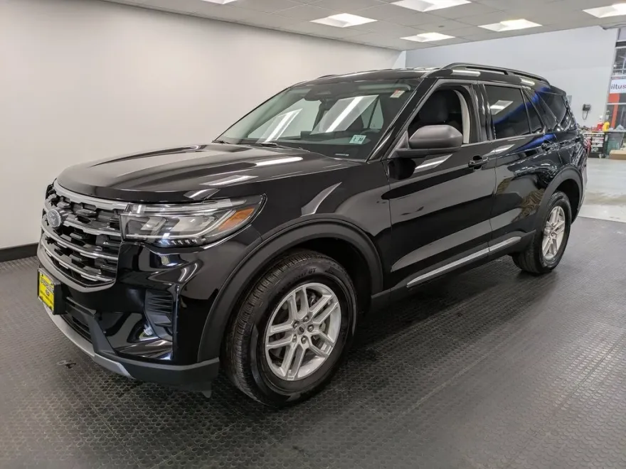 2025 Ford Explorer photo 1