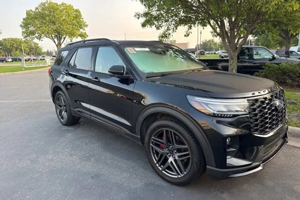 2025 Ford Explorer ST photo 1