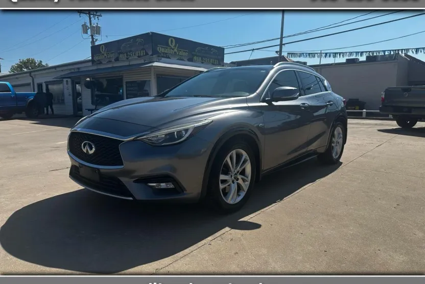 2017 Infiniti QX30 Premium photo 1