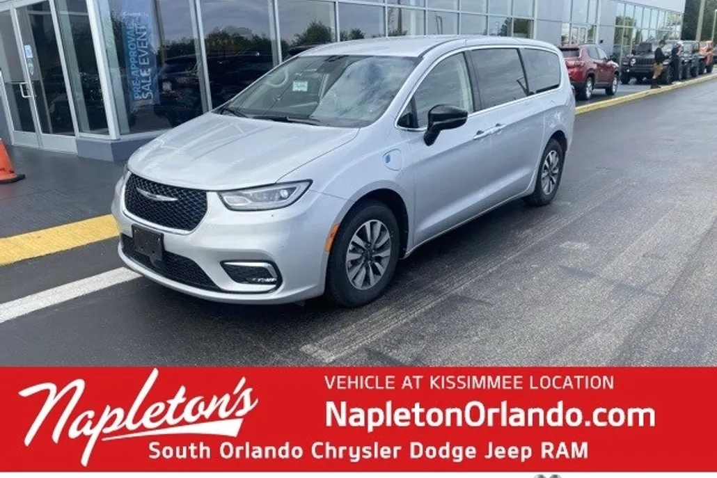 2024 Chrysler Pacifica Hybrid photo 1