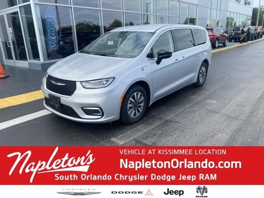 2024 Chrysler Pacifica Hybrid photo 1