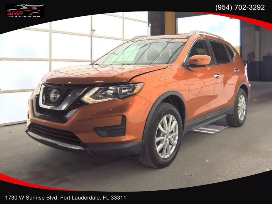 2018 Nissan Rogue SV photo 1