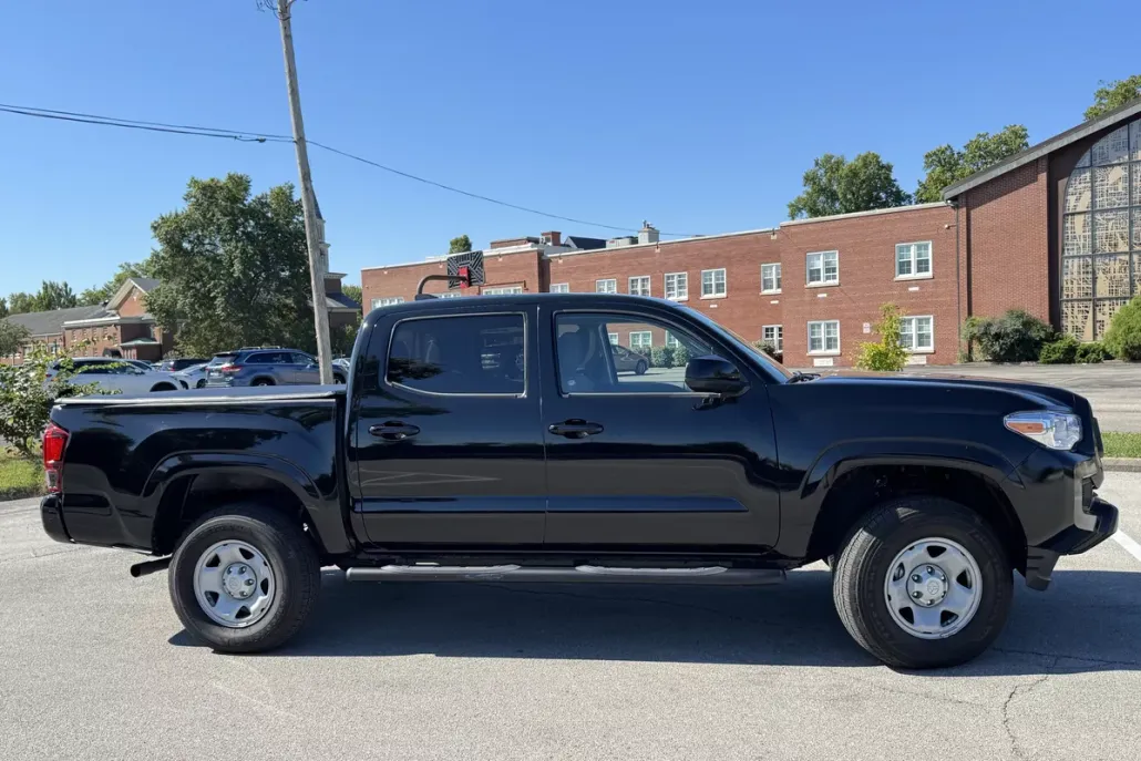 2023 Toyota Tacoma SR Double Cab V6 photo 1