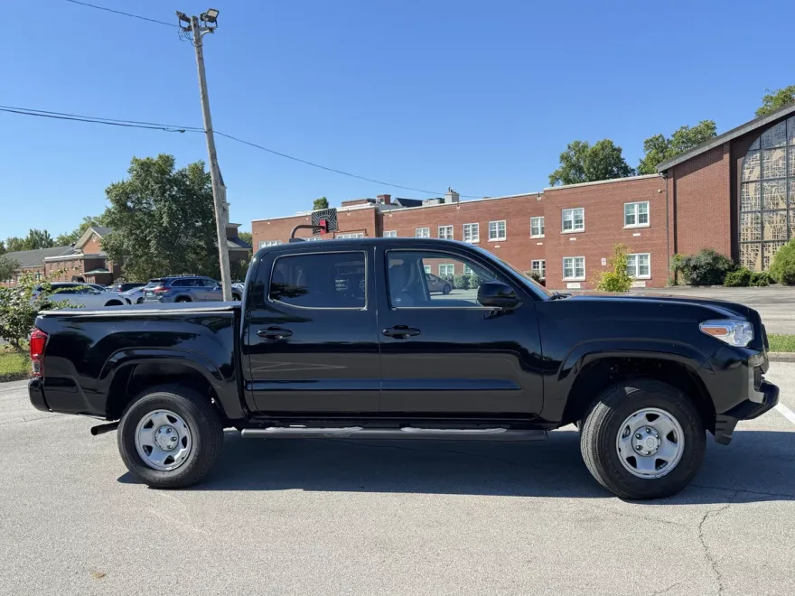 2023 Toyota Tacoma SR Double Cab V6 photo 1