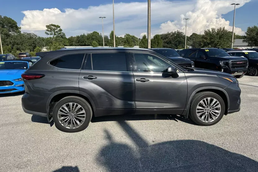2021 Toyota Highlander Platinum photo 1