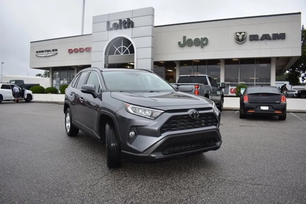 2021 Toyota RAV4 XLE photo 1