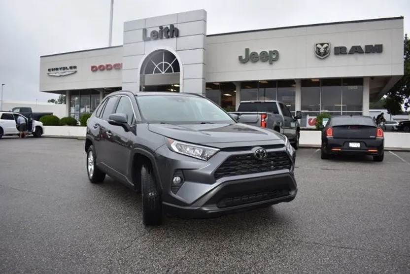 2021 Toyota RAV4 XLE photo 1