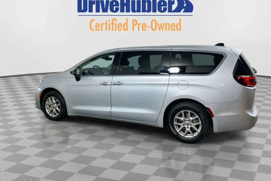 2024 Chrysler Pacifica Touring L photo 1