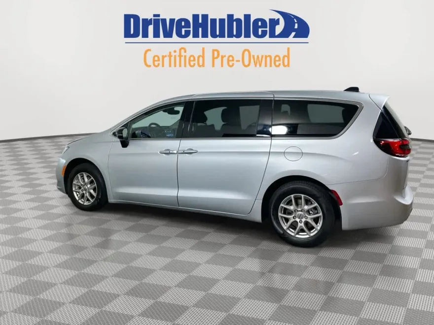 2024 Chrysler Pacifica Touring L photo 1
