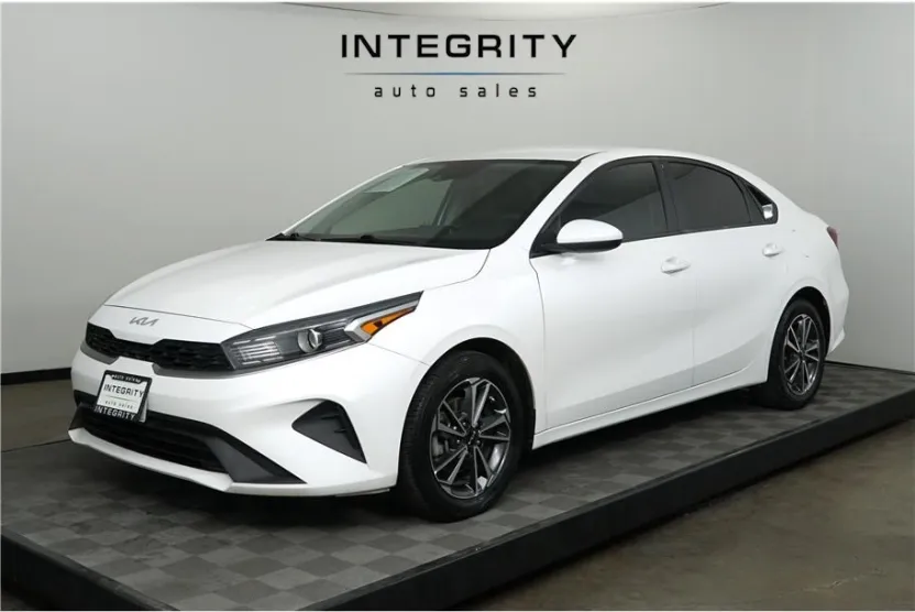 2022 Kia Forte LXS photo 1