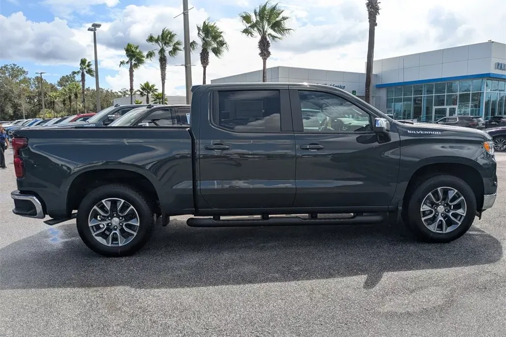 2026 Chevrolet Silverado 1500 LT photo 1