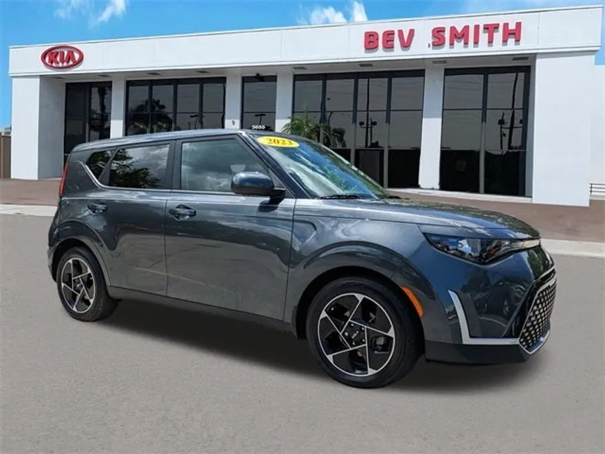 2023 Kia Soul EX photo 1