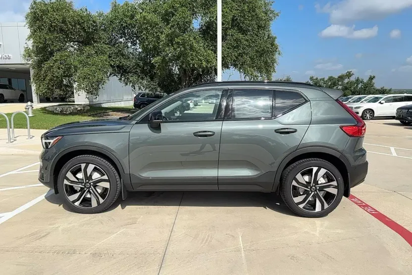 2026 Volvo XC40 Plus photo 1