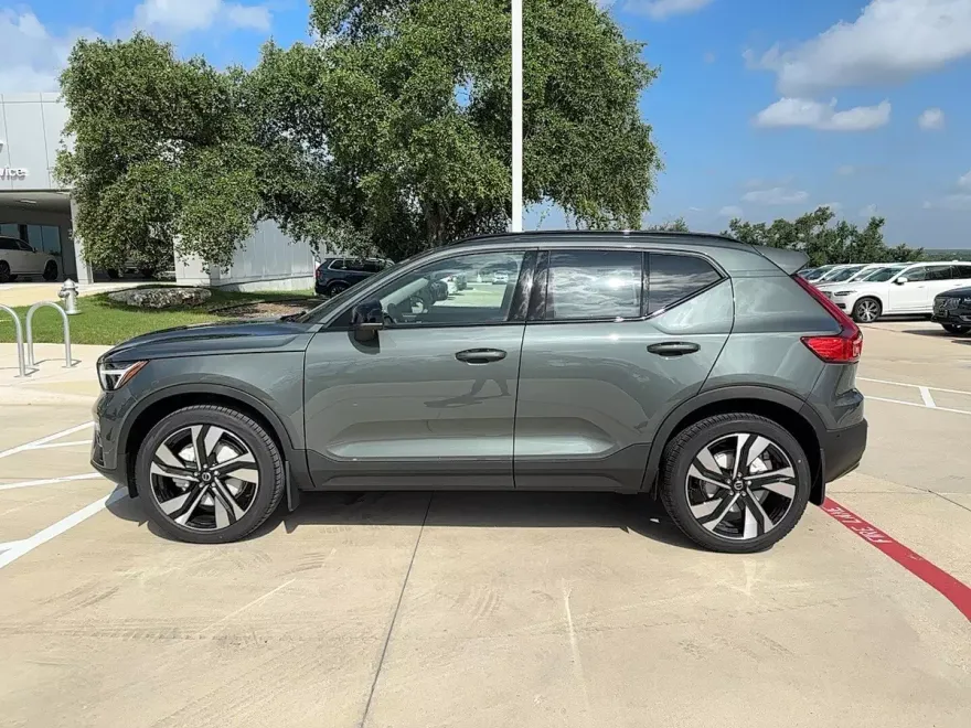 2026 Volvo XC40 Plus photo 1