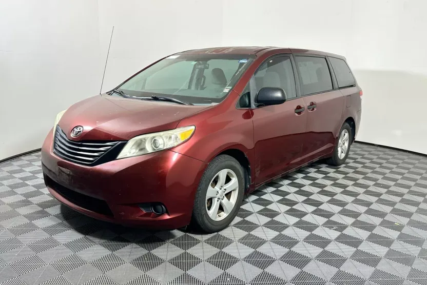 2014 Toyota Sienna L photo 1