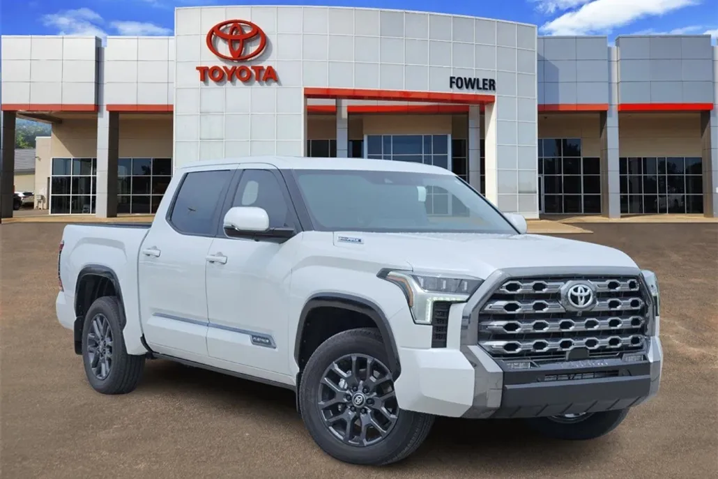 2025 Toyota Tundra Platinum CrewMax photo 1