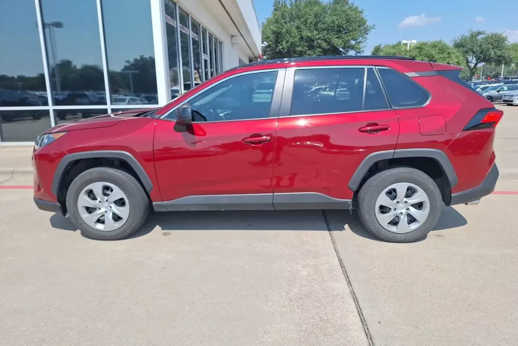 2021 Toyota RAV4 LE photo 1