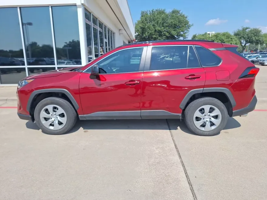 2021 Toyota RAV4 LE photo 1