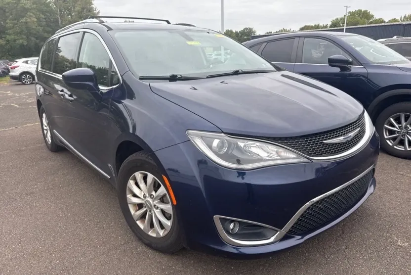 2019 Chrysler Pacifica Touring L photo 1