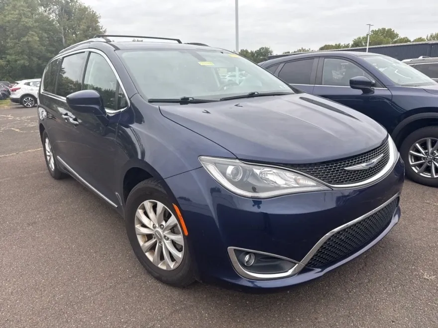 2019 Chrysler Pacifica Touring L photo 1