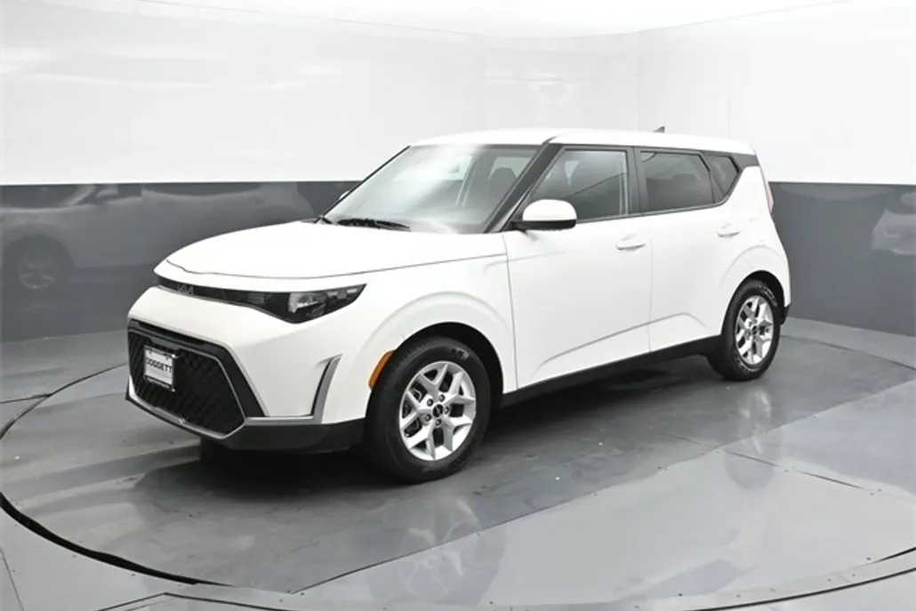 2023 Kia Soul LX photo 1