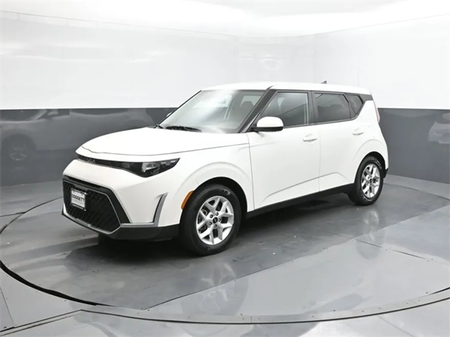 2023 Kia Soul LX photo 1