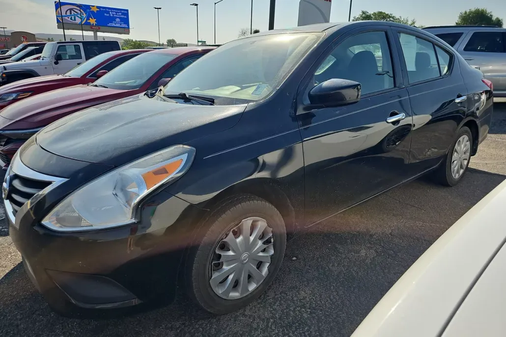 2015 Nissan Versa SV Sedan photo 1