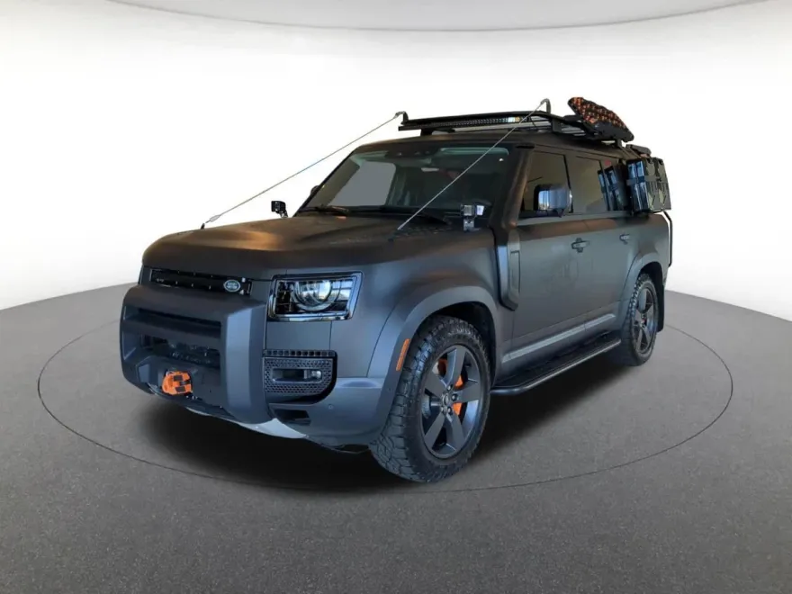 2023 Land Rover Defender 130 SE photo 1