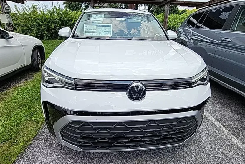 2025 Volkswagen Taos SE photo 1