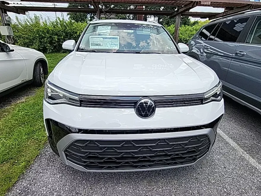 2025 Volkswagen Taos SE photo 1