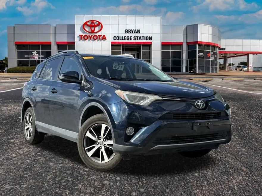 2017 Toyota RAV4 XLE photo 1