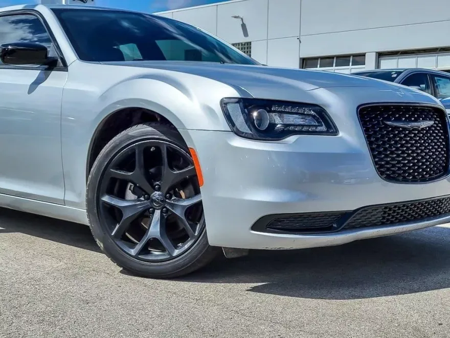 2022 Chrysler 300 Touring photo 1