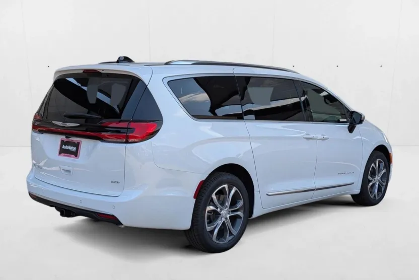 2026 Chrysler Pacifica Pinnacle photo 1