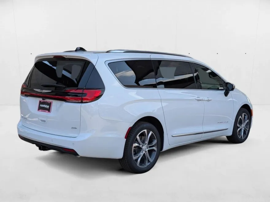 2026 Chrysler Pacifica Pinnacle photo 1