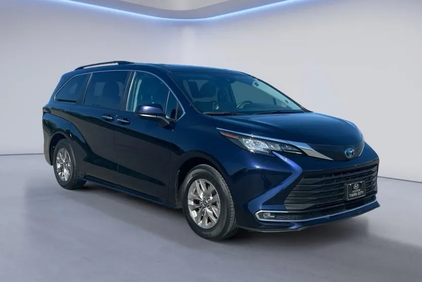 2023 Toyota Sienna XLE photo 1
