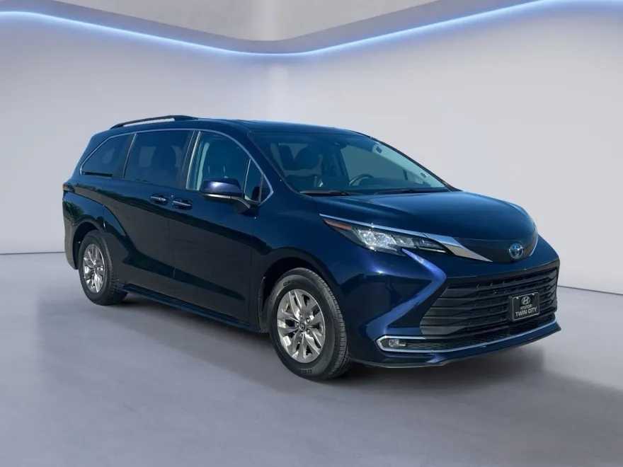 2023 Toyota Sienna XLE photo 1