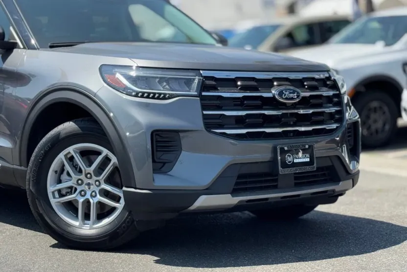 2025 Ford Explorer photo 1