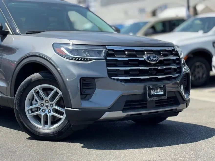 2025 Ford Explorer photo 1