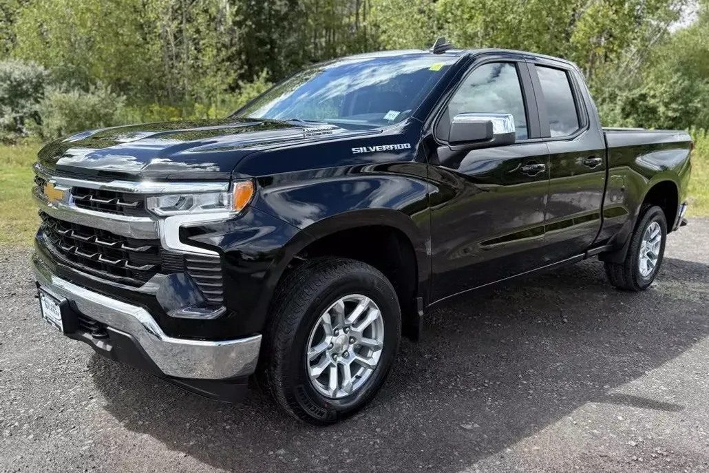 2026 Chevrolet Silverado 1500 LT photo 1