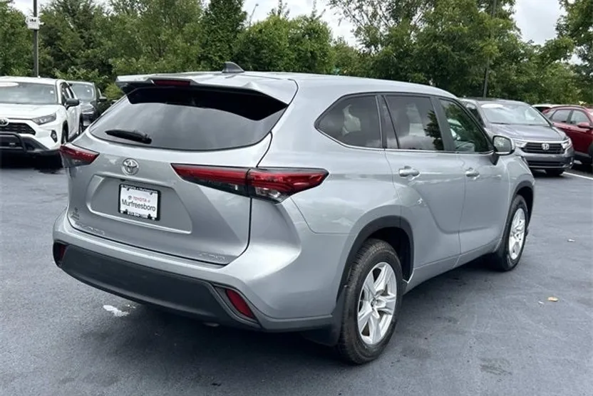 2023 Toyota Highlander LE photo 1