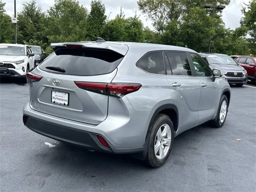 2023 Toyota Highlander LE photo 1