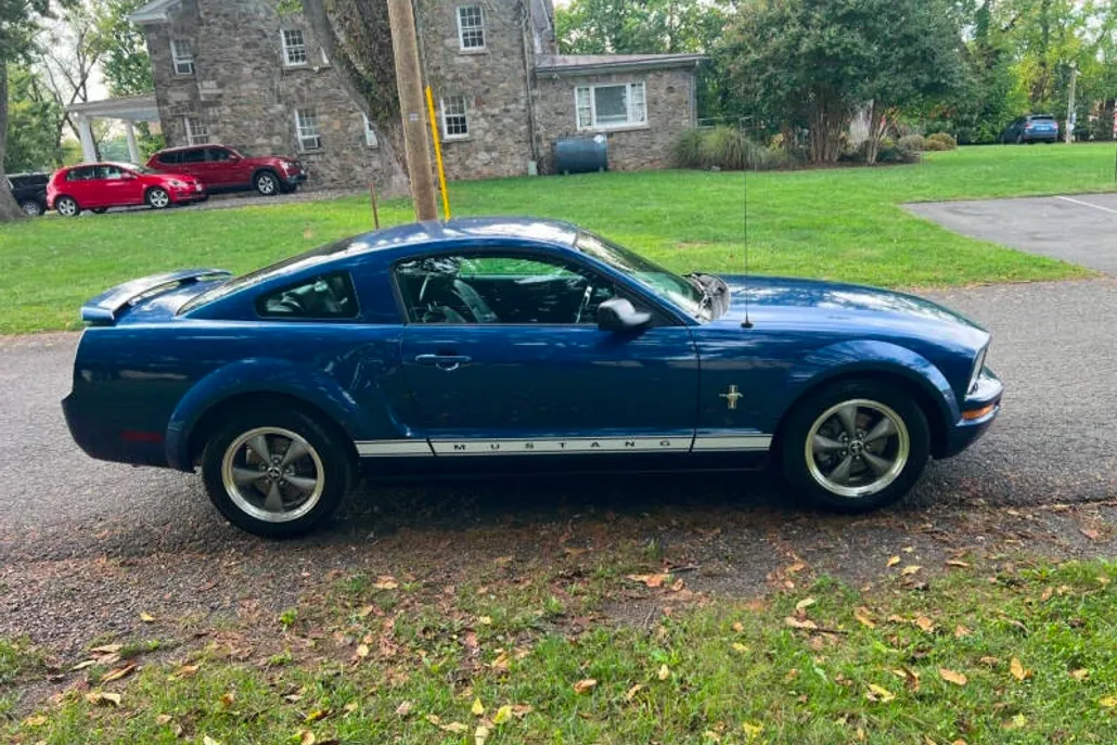 2006 Ford Mustang V6 Premium photo 1